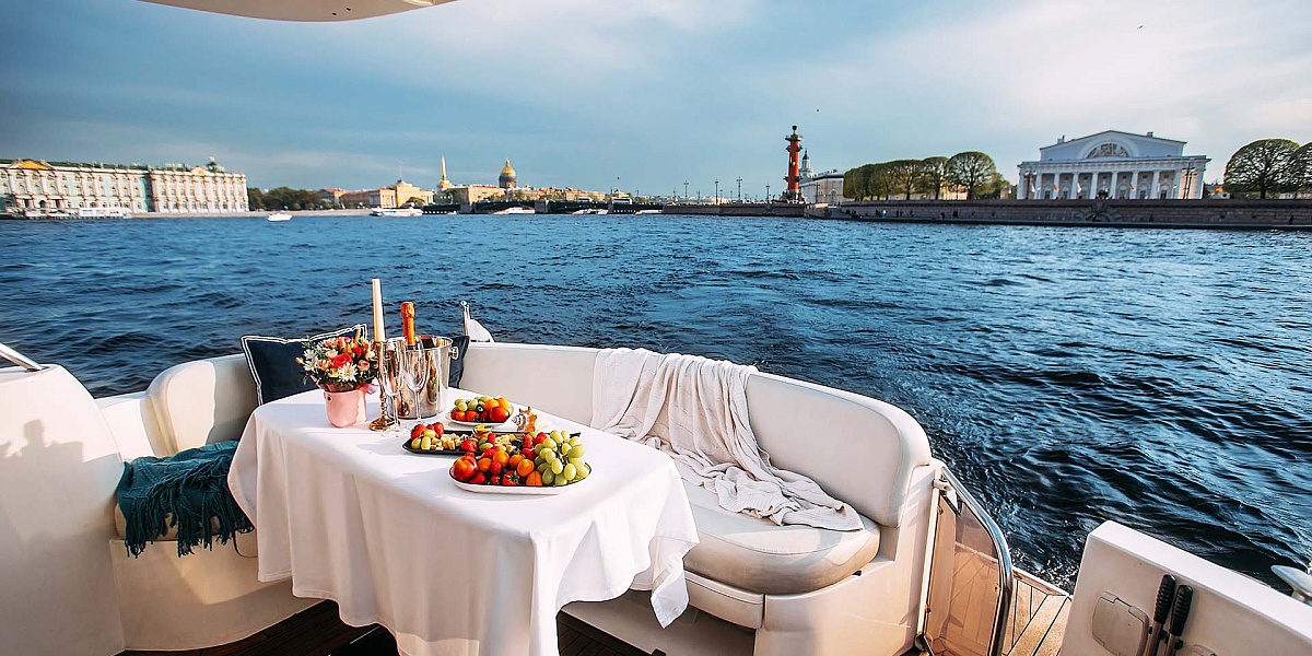 Аренда моторной яхты Sealine 39 АМО в Санкт-Петербурге